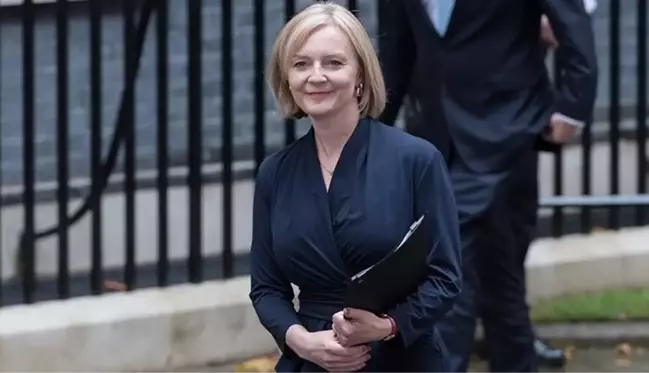 İngiltere Başbakanı Liz Truss, yeni kabinesini açıkladı! Sadece 4 isim görevine aynı şekilde devam edecek