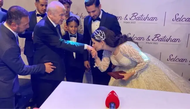 Bahçeli'nin nikah şahidi olduğu düğünde salon tıka basa doldu! Geline altın bilezik taktı