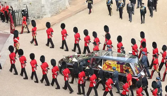 Kraliçe Elizabeth, ölümünden 11 gün sonra toprağa verildi