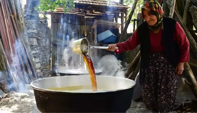 Kızgın ateşte 4-5 saat kaynatılan pekmez, kilosu 100 liradan satılıyor