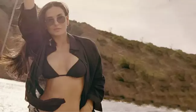 60 yaşında ama genç kız gibi! Ünlü oyuncu Demi Moore'un bikinili pozlarına bir bakın