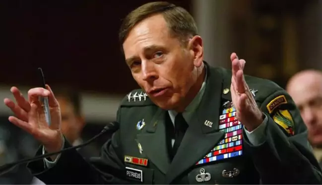 Eski CIA direktörü Petraeus'tan Putin'in nükleer tehdidine yanıt: Rus askerlerini yok ederiz