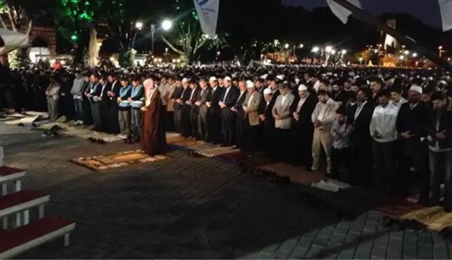 Ayasofya'da namaz kıldıran eski Kabe imamına 12 yıl hapis cezası verildi