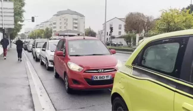 Benzin kuyruğunda beklemek, Fransa'da rutin oldu! Mobil uygulamadan benzin arıyorlar