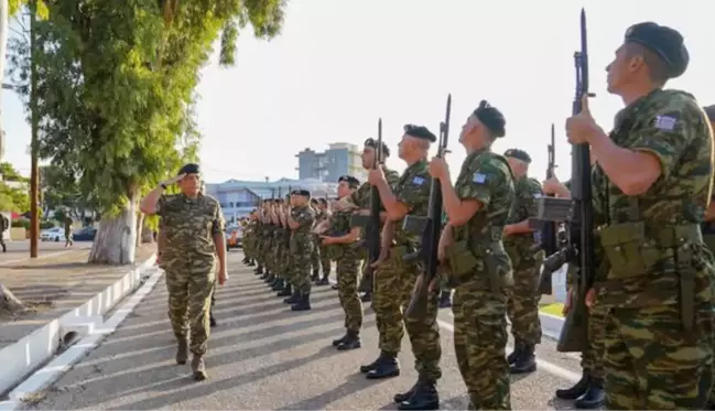 Yunanistan Genelkurmay Başkanı'ndan gayri askeri statüdeki Sakız Adası'na provokatif ziyaret