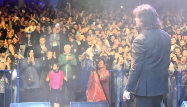 Sahnede Bartın'daki maden kazasını öğrenen Ahmet Şafak, konserini yarıda kesti