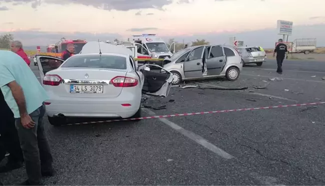 3 otomobilin birbirine girdiği feci kazada can pazarı! Polis memurunun eşi hayatını kaybetti