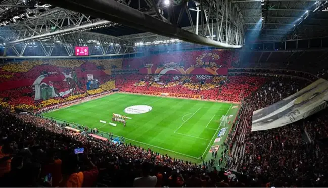 Galatasaray tribünlerinden Cumhuriyetimizin 100. yılı için tüyleri diken diken eden koreografi