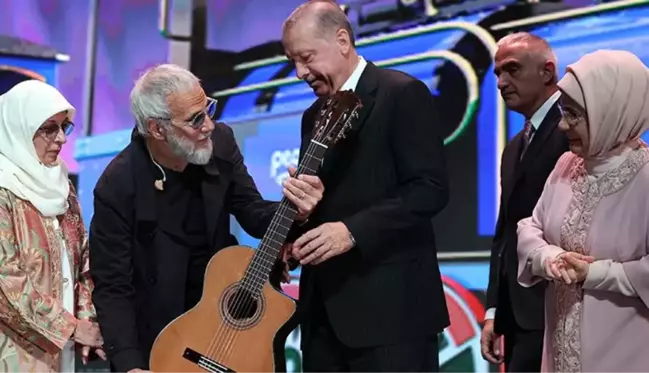 Beştepe'de konser veren Yusuf İslam, Cumhurbaşkanı Erdoğan'a gitar hediye etti