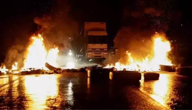 Brezilya'da seçimi kaybeden Bolsonaro destekçileri, otoyolu yangın yerine çevirdi