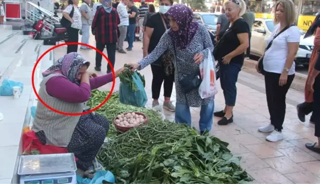 Yürekleri ısıtan görüntüler! Haberi alan seyyar satıcı kadının önünde sıraya girdi