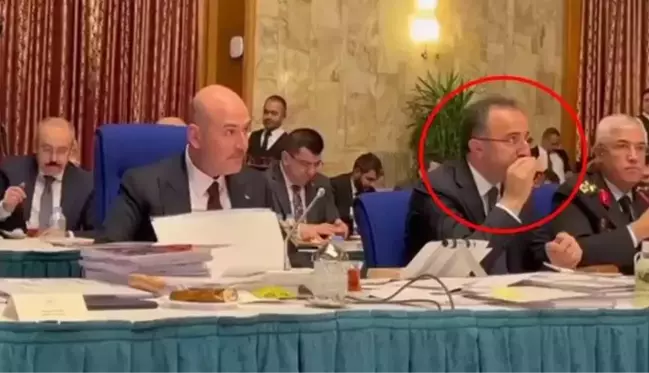 Bakan Soylu hararetli bir şekilde tartışırken yardımcısı istifini bozmadan yemek yemeye devam etti