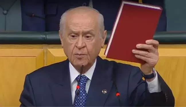 Bahçeli, 6'lı masanın anayasa değişikliği önerisine kürsüden salladığı kitapla meydan okudu