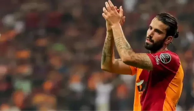 Galatasaray'ın yıldızı bacağının son halini paylaşıp taraftara seslendi: Aslanlar asla ölmez