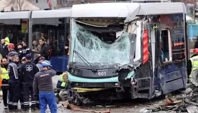 Son Dakika: İstanbul'da 33 kişinin yaralandığı kazada İETT otobüsüne çarpan tramvay vatmanı tutuklandı