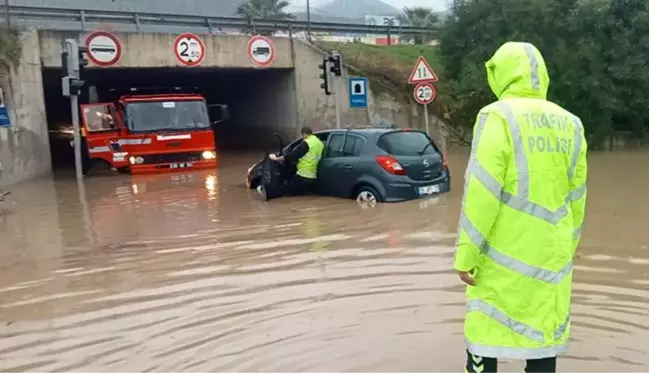 İzmir'de sağanak yağış hayatı felç etti! İş yerlerini su bastı, araçlar yolda mahsur kaldı