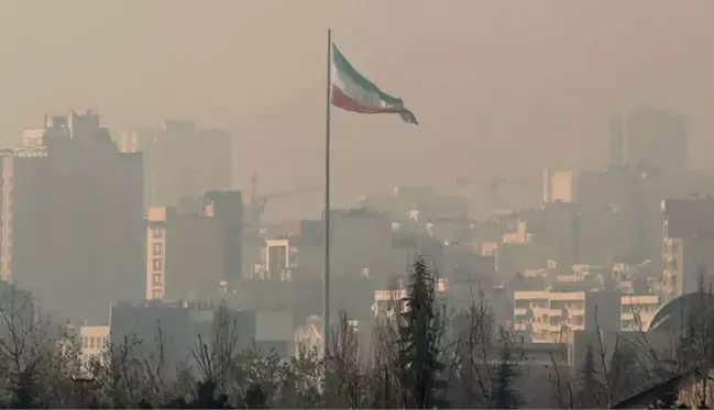 İran'da hava kirliliği nedeniyle salı gününe kadar eğitime uzaktan devam edilecek