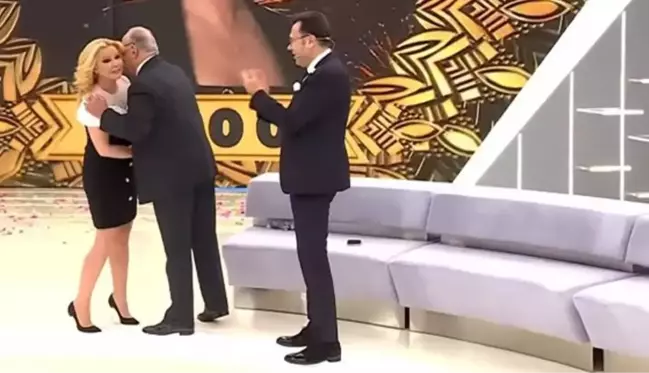 Canlı yayında güldüren mikrofon kazası! Rahmi Özkan'ın Müge Anlı'ya sürprizini herkes duydu