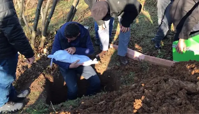 Günün acı en acı haberi! 8 aylık oğlunu kefenini çözüp son kez sevdi