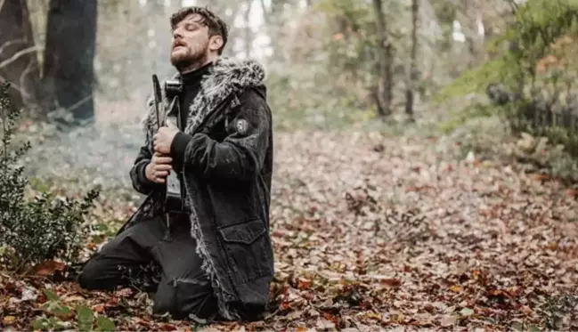 Ekin Uzunlar yeni şarkısı Köz'ü çıkardı! Klibinde oynadığı karakter dikkat çekti