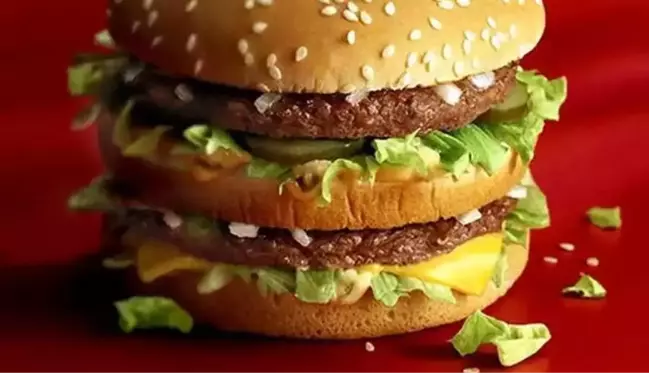 Ünlü fast food zincirindeki hamburger menüsünün fiyat değişimi gündem oldu! 4 yıl önceyle şimdi arasında dağlar kadar fark var