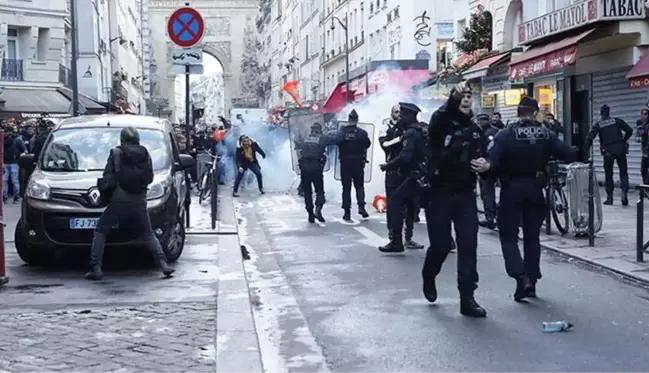 Fransa PKK'yı görmezden gelmeye devam ediyor! Terör örgütü yandaşları Paris'te Türkiye aleyhinde sloganlar attı