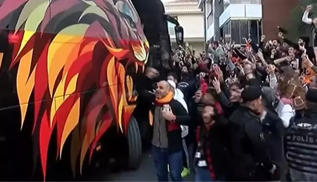 Yalnız bırakmadı! Derbi için Kadıköy'e giden Galatasaray takım otobüsünde sürpriz isim