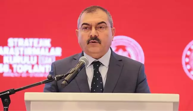 KOM Daire Başkanı Mahmut Çorumlu, KOM Stratejik Araştırmalar Kurulu Toplantısı'nda konuştu