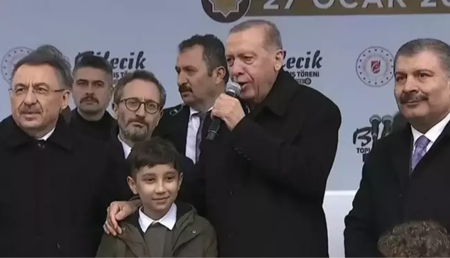 Şarkıya eşlik eden Cumhurbaşkanı Erdoğan hazırlıksız yakalandı, müziğin sesi kısılınca detone oldu