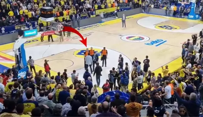 Dünya, Fenerbahçe maçında yaşananları konuşuyor! Hakemler güvenlikten yardım istedi