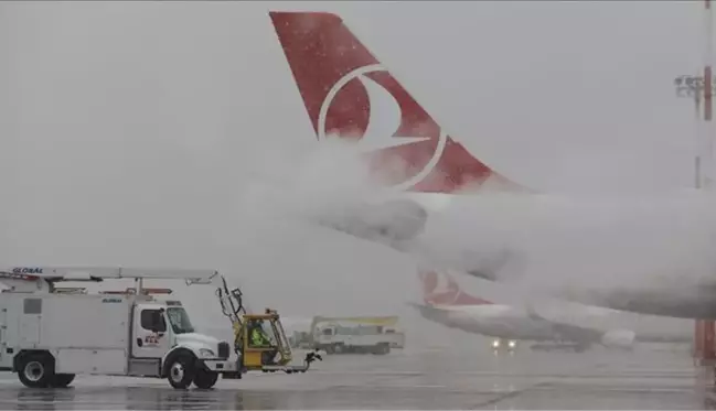 Fırtına ve kar yağışı hava trafiğini de vurdu! THY ve Pegasus, İstanbul'da çok sayıda uçuşunu iptal etti