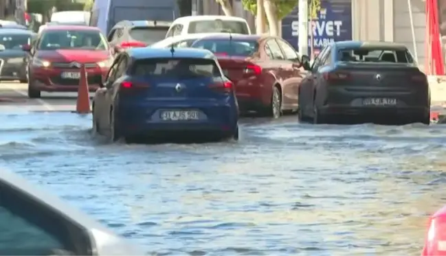 Deprem sonrası deniz seviyesinin yükseldiği İskenderun'da caddelerde su birikintileri oluştu