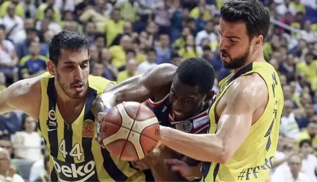 Fenerbahçeli basketbolcu Ahmet Düverioğlu'nun anneannesi depremde hayatını kaybetti, kuzeni enkaz altında