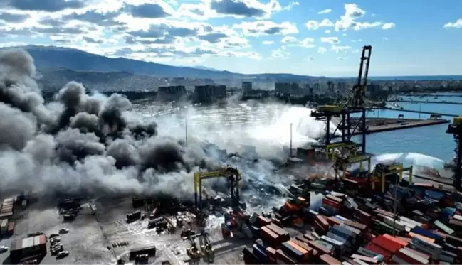 İskenderun Limanı'nda devam eden yangını söndürme çalışmaları dronla görüntülendi