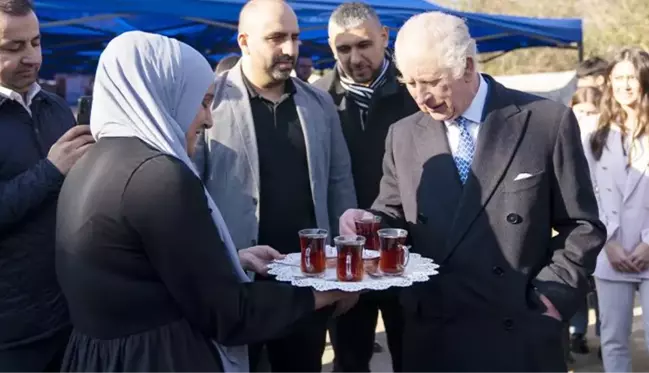 İngiltere Kralı Charles, Londra'da depremzedelere yardım çalışması yapan gönüllüleri ziyaret etti