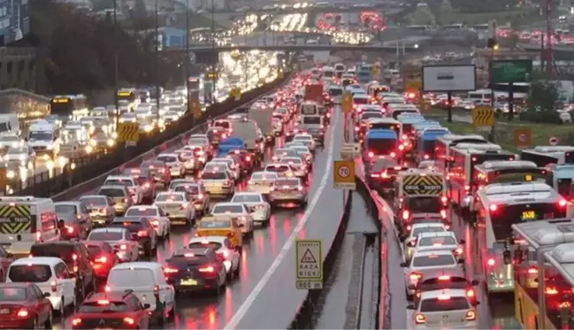 Okulların açılmasıyla İstanbul'da trafik kilit! Yoğunluk her geçen dakika artıyor