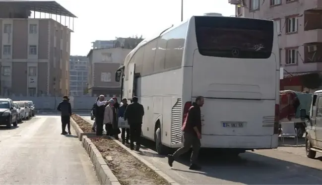 Hataylılar yerle bir olan şehirden otobüslerle ayrılıyor