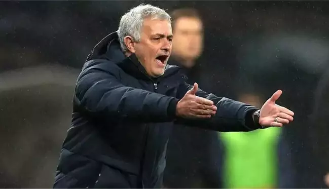 İki gün önce hakem odası basan Mourinho, bu kez de U14 maçını karıştırdı