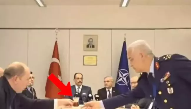 NATO zirvesinde Türk generalin boş bardakları toplaması tepki çekti