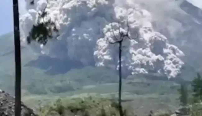 Endonezya'da Patlayan Merapi Yanardağı Volkanik Kül Püskürttü