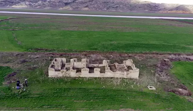 Elazığ'da suyun çekildiği baraj sahasındaki 83 yıllık tren istasyonu gün yüzüne çıktı