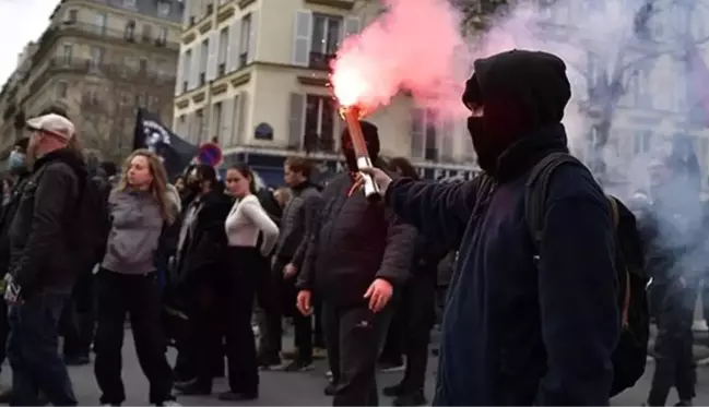 Fransa'da göstericiler Paris Havalimanı'nın girişini kapattı