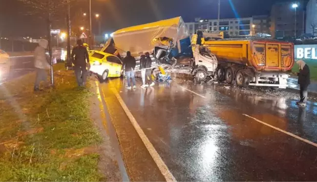 Hafriyat kamyonuna çarpan kamyonet taksiyi altına aldı! 3 kişi yaralandı