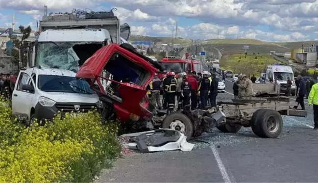 Şanlıurfa'da feci kaza! Kamyonet sürücüsü ve yanındaki öldü, 4 kişi yaralandı