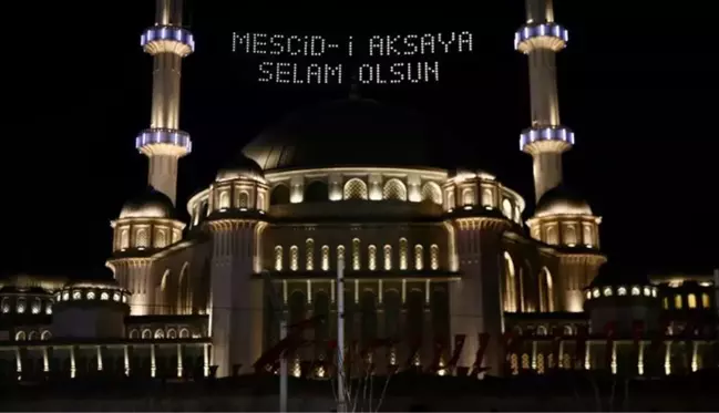 Taksim Camii'ne ''Mescid-i Aksa'ya selam olsun'' mahyası asıldı