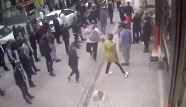 Down sendromlu çocuk sosyal medyaya video çekerken evi yaktı, mahsur kalan aileyi vatandaşlar kurtardı