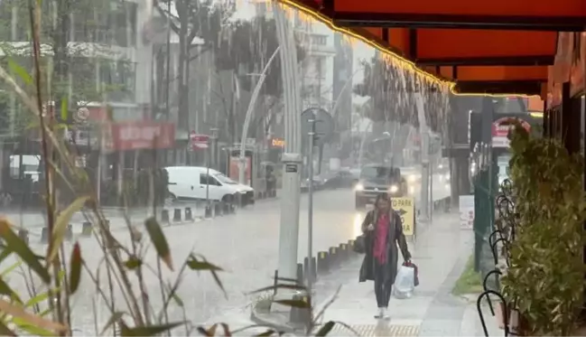 İstanbul'da gök gürültülü sağanak etkili oldu! Cadde ve sokaklarda su birikintisi oluştu