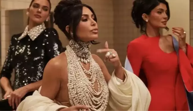 Kim Kardashian'dan iddialı seçim! Göğüslerini inci kolyelerle kamufle etti