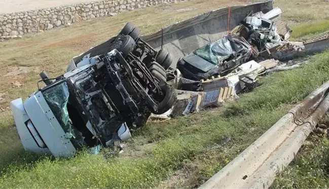 Son Dakika: Şanlıurfa'da kamyonet ile tır çarpıştı: 6 ölü, 1 yaralı