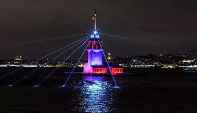 Restorasyonu tamamlanan Kız Kulesi ışık ve lazer gösterisiyle ziyarete açıldı